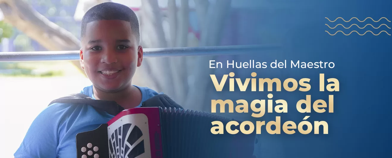 Maestro Cocha Molina enseñando acordeón vallenato online Curso de acordeón digital plataforma virtual Estudiante aprendiendo acordeón en línea